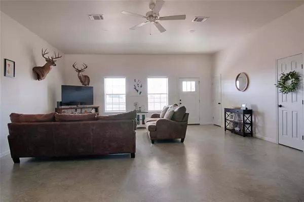 153 Private Road 4001, Yoakum, TX 77995