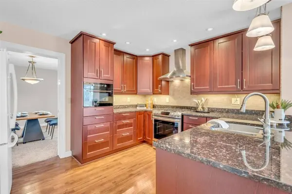 325 N 18th AVE, Hiawatha, IA 52233