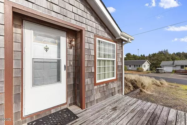 2806 NW Bayshore LOOP, Waldport, OR 97394