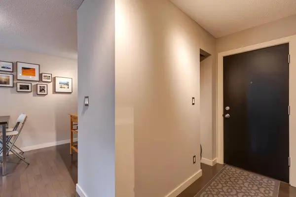 120 24 AVE SW #102, Calgary, AB T2S 0J9