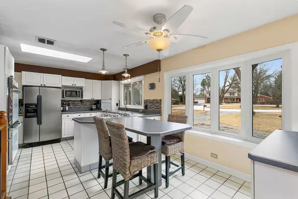 1850 Winmoor CT, Sleepy Hollow, IL 60118