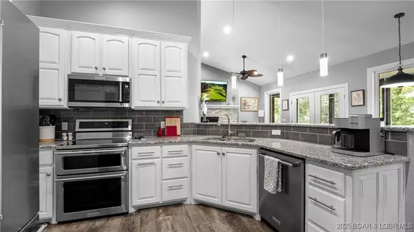 132 Arrowhead DR, Lake Ozark, MO 65049