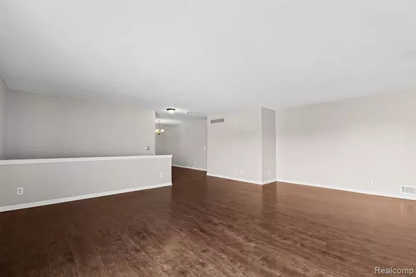 739 CLAIRE POINTE W, St. Clair Shores, MI 48081