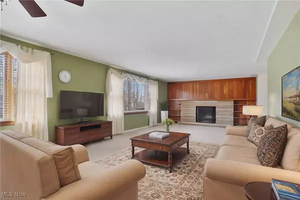 310 Sleepy Hollow DR, Canfield, OH 44406