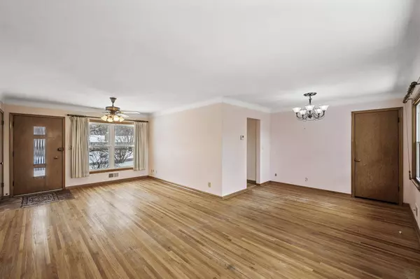 6109 9th ST N, Oakdale, MN 55128