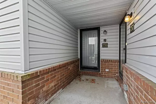 739 CLAIRE POINTE W, St. Clair Shores, MI 48081