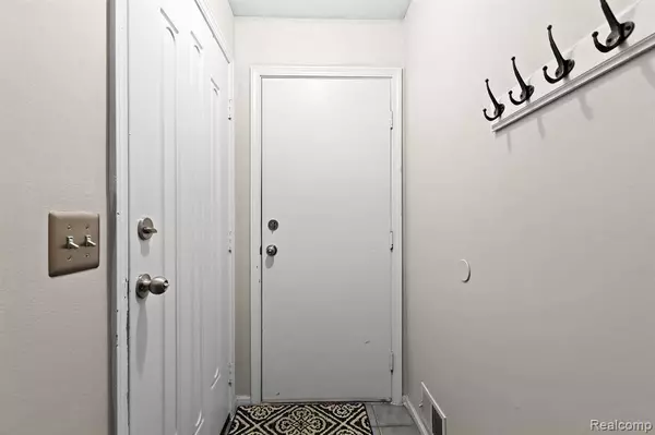 739 CLAIRE POINTE W, St. Clair Shores, MI 48081