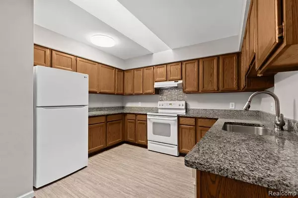 739 CLAIRE POINTE W, St. Clair Shores, MI 48081