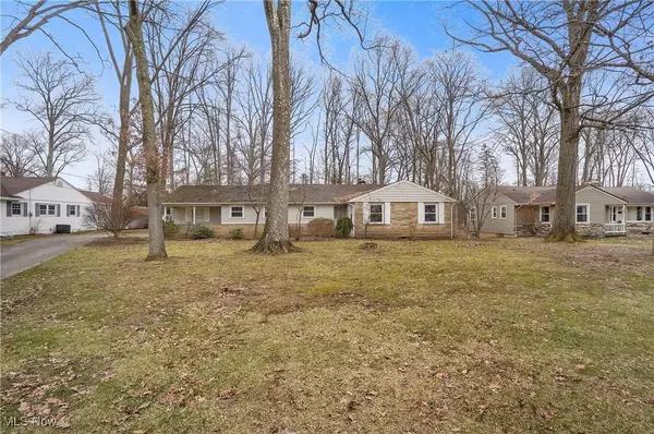 310 Sleepy Hollow DR, Canfield, OH 44406