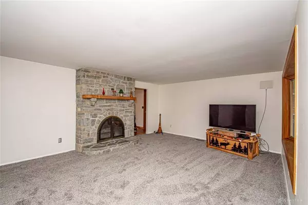 7045 Bascombe Drive, Huber Heights, OH 45424