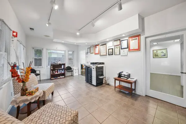 1115 W Center Avenue, Visalia, CA 93291