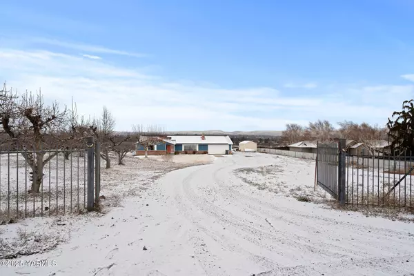 4215 McCullough Rd, Yakima, WA 98903