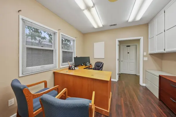 1115 W Center Avenue, Visalia, CA 93291