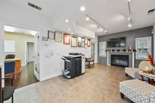 1115 W Center Avenue, Visalia, CA 93291