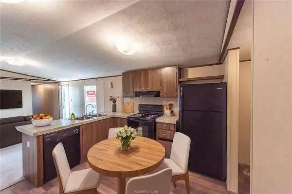 900 Post Oak ST, Calvert, TX 77837