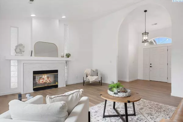 5401 Holly Way, West Richland, WA 99353