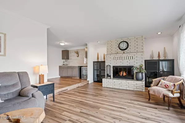 4215 McCullough Rd, Yakima, WA 98903