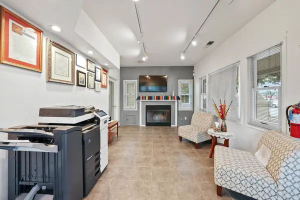 1115 W Center Avenue, Visalia, CA 93291