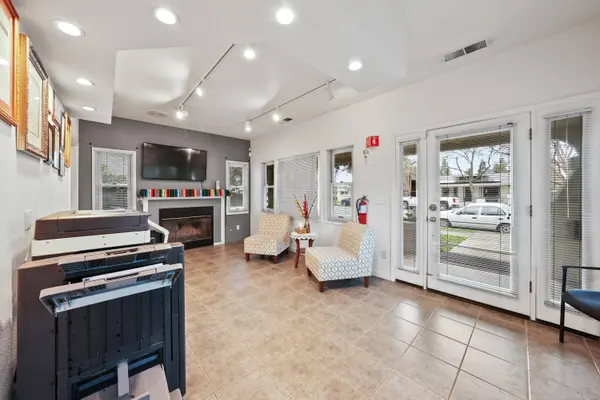 1115 W Center Avenue, Visalia, CA 93291