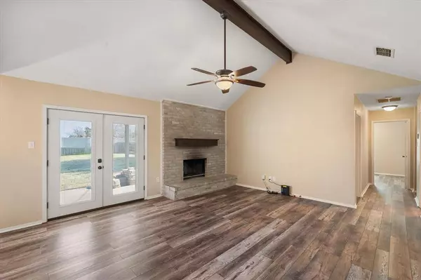 922 Meadowlark Drive, Mansfield, TX 76063