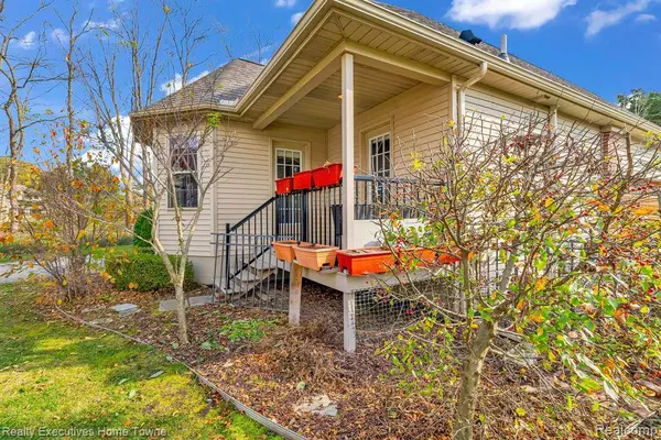 2958 WEDGEWOOD Drive, Fort Gratiot, MI 48059 3146