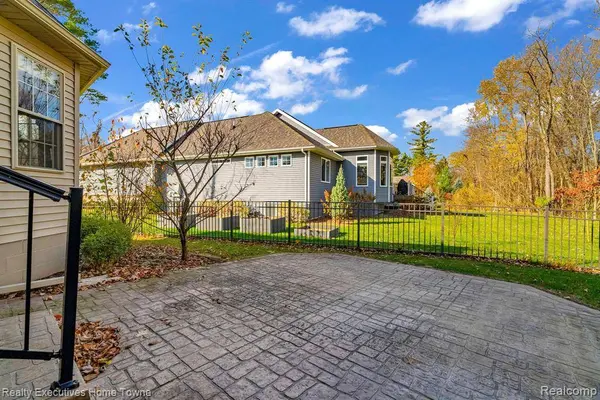 2958 WEDGEWOOD Drive, Fort Gratiot, MI 48059 3146