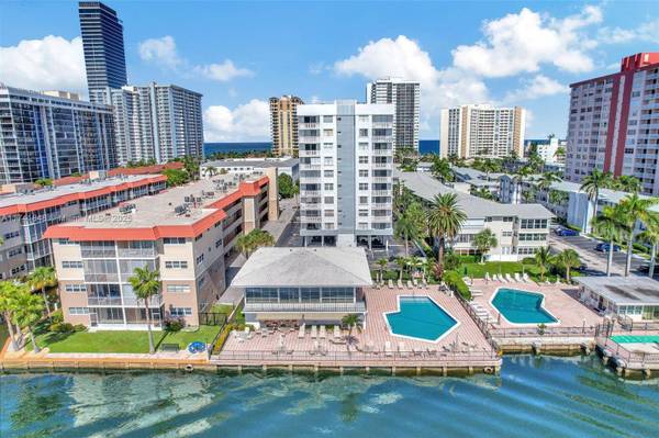 3113 S Ocean Dr #804, Hallandale Beach, FL 33009