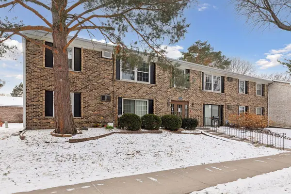 806 Old Settlers TRL #7, Hopkins, MN 55343