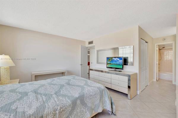 3113 S Ocean Dr #804, Hallandale Beach, FL 33009