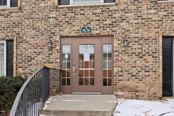 806 Old Settlers TRL #7, Hopkins, MN 55343