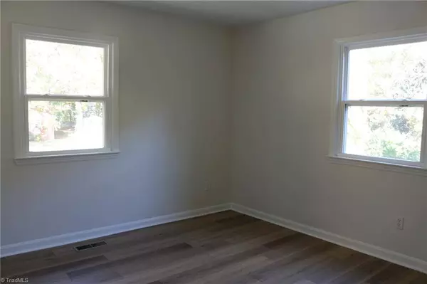 3917 Kalloramo DR, Greensboro, NC 27407