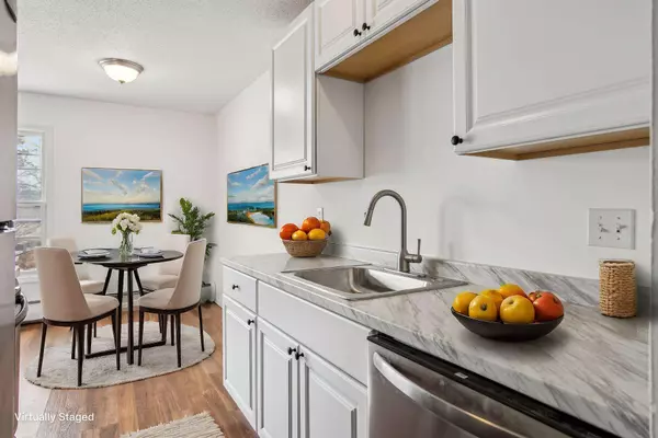 806 Old Settlers TRL #7, Hopkins, MN 55343