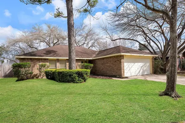 420 Holly Trails, League City, TX 77573