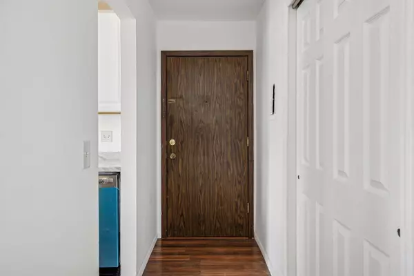 806 Old Settlers TRL #7, Hopkins, MN 55343