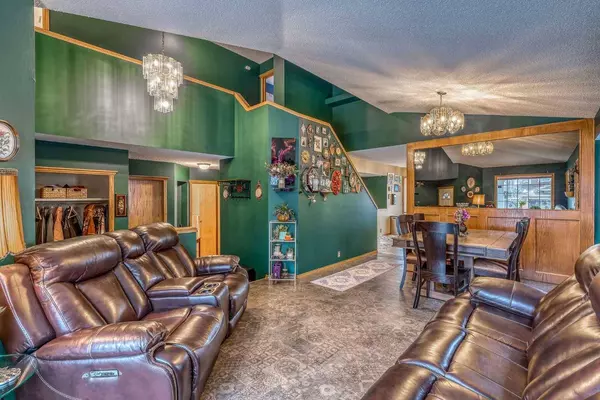 72 Douglas Shore Close SE, Calgary, AB T2Z 2K8