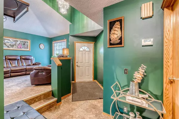 72 Douglas Shore Close SE, Calgary, AB T2Z 2K8