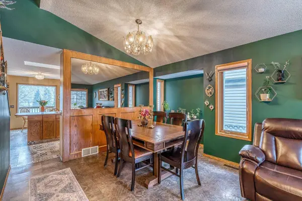 72 Douglas Shore Close SE, Calgary, AB T2Z 2K8