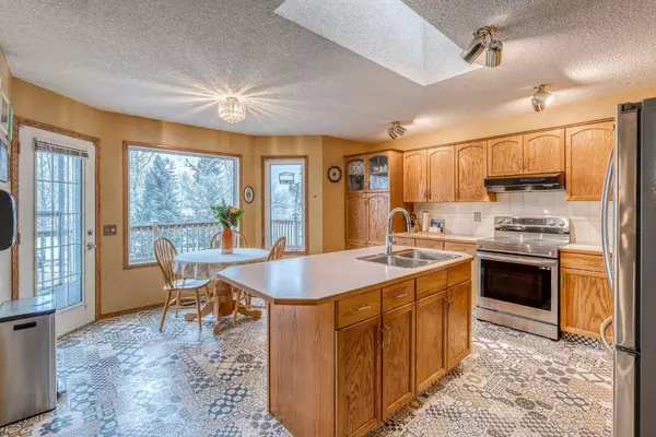 72 Douglas Shore Close SE, Calgary, AB T2Z 2K8