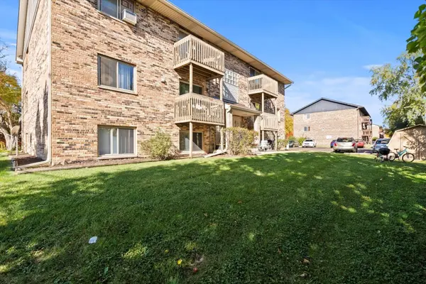 8337 Woodland DR #B, Darien, IL 60561