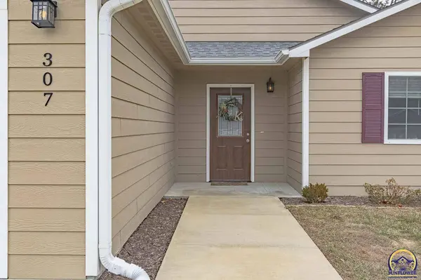 307 Snyder Dr, St George, KS 66535