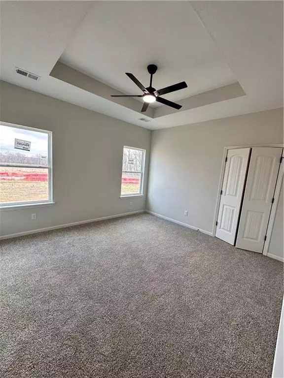 1403 NE White Oaks LN, Oak Grove, MO 64075