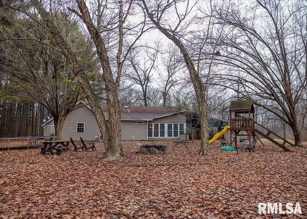 978 County Road 2050 E County Road, Fairfield, IL 62837