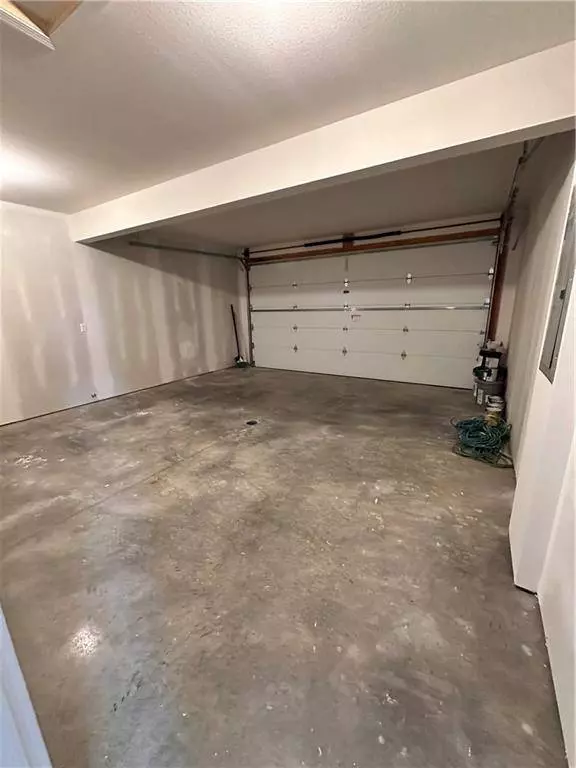 1403 NE White Oaks LN, Oak Grove, MO 64075