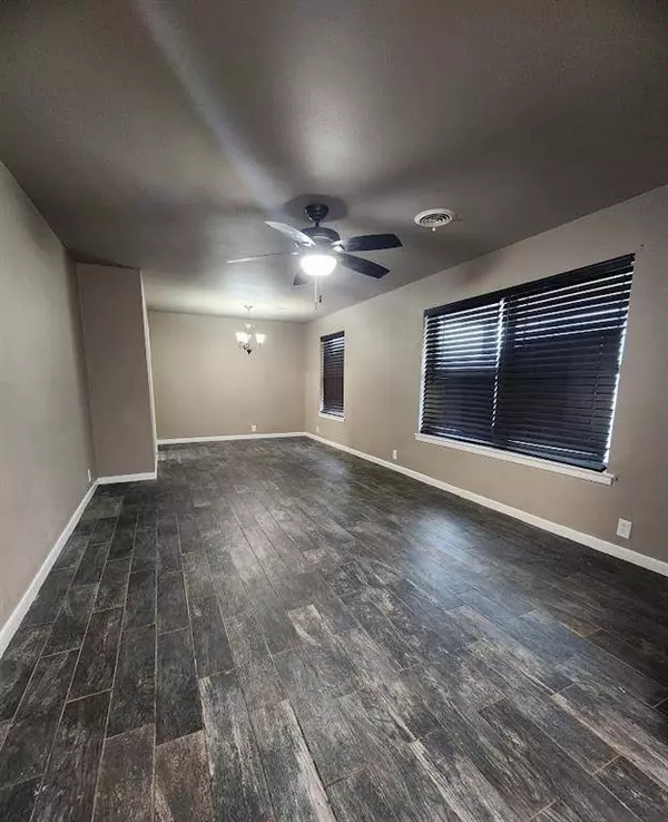 1911 College Street, Gainesville, TX 76240