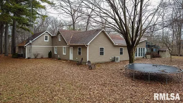 978 County Road 2050 E County Road, Fairfield, IL 62837