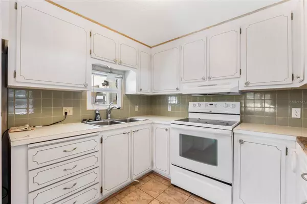 6 COCOS PLUMOSA DR #B, Eustis, FL 32726