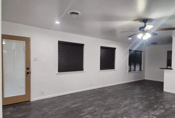 1911 College Street, Gainesville, TX 76240