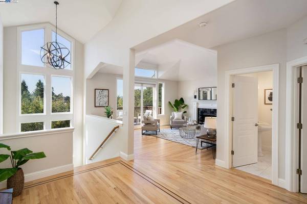 6054 Fairlane Dr, Oakland, CA 94611