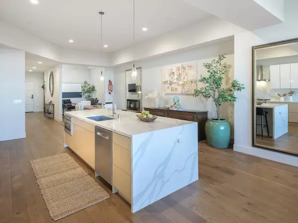 542 Lighthouse Ave #301, Pacific Grove, CA 93950-2745