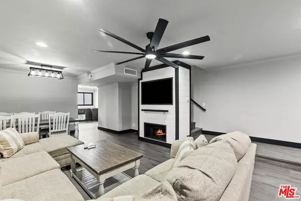 22038 Vanowen St #208, Woodland Hills, CA 91303